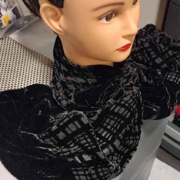 Elegant Silk Black Velvet Scarf - Picture 3 of 7